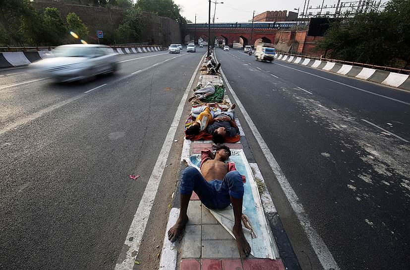 Нью-Дели, Индия. Люди спят на разделительной полосе