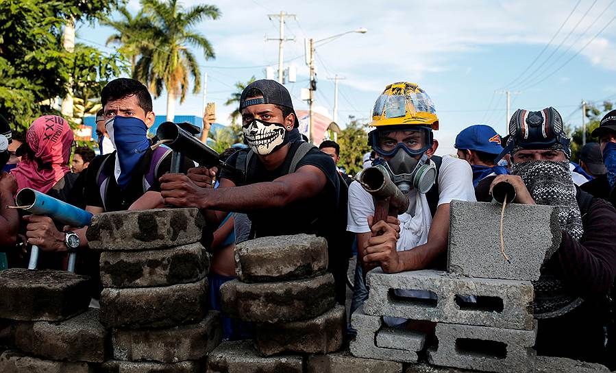 Манагуа, Никарагуа. Протестующие на баррикадах во время столкновений с полицией