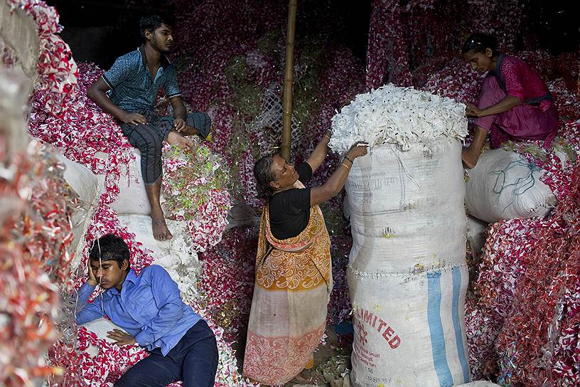 Дакка, Бангладеш. Работники на складе пластика