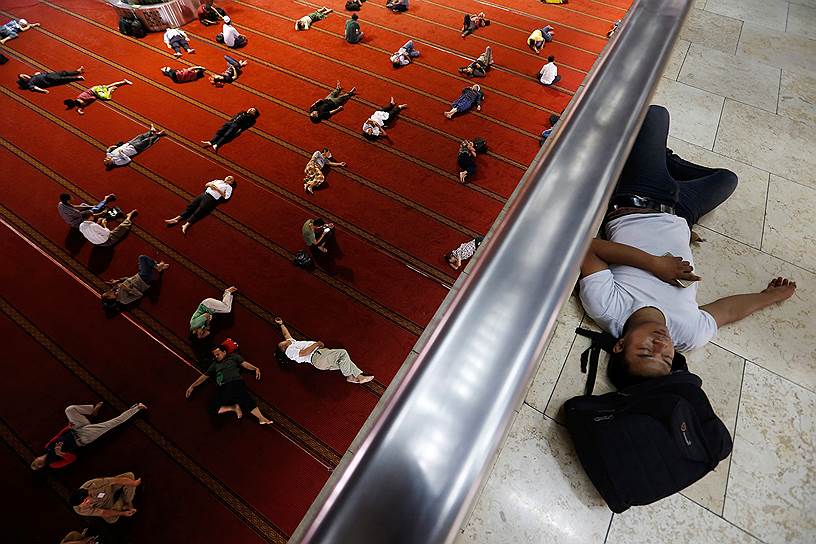 Джакарта, Индонезия. Люди спят, ожидая ифтар (вечерний прием пищи) во время священного месяца Рамадан