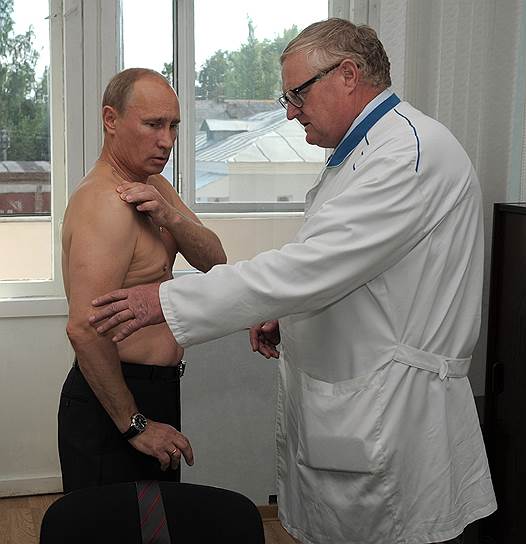 25 августа 2011 года Владимир Путин «оголился» на приеме у травматолога Виктора Петраченкова (справа) в Смоленске. Консультация специалиста, согласно  официальной версии, потребовалась после неудачной тренировки на татами