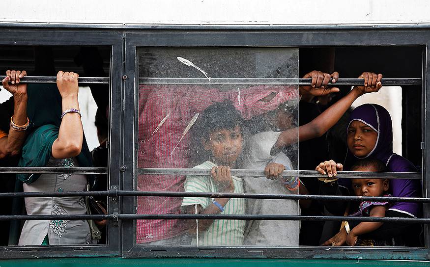 Нью-Дели, Индия. Пассажиры едут в переполненном автобусе 