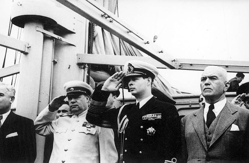 Румынский король Михай I (на фото — второй справа) жаловался американцам, что был вынужден выполнить советский приказ о назначении неугодного ему премьер-министра
