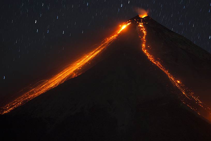 Сход лавы по склонам вулкана Фуэго вынудил спасателей приостановить работы на территории населенных пунктов, пострадавших от извержения