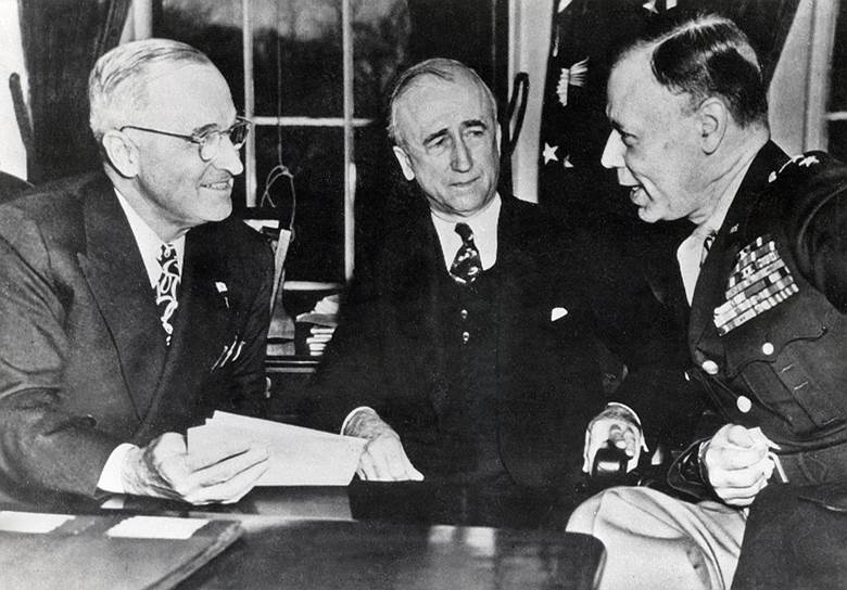 Президент Трумэн и госсекретарь Бирнс напрасно надеялись, что генерал Смит сможет убедить генералиссимуса Сталина в американском миролюбии (на фото — слева направо)
