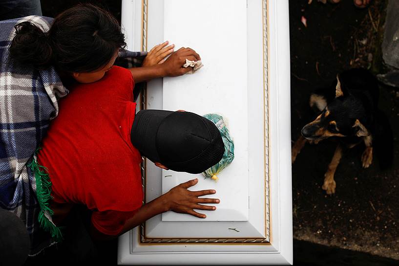 Гватемальцы оплакивают родственников, погибших в результате извержения вулкана Фуэго