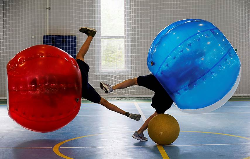 Москва, Россия. Школьники играют в бампербол — игру в футбол в надувных шарах