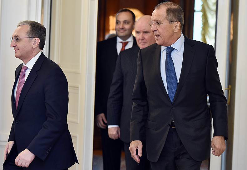 Встреча главы МИД России Сергея Лаврова с новым министром иностранных дел Армении Зограбом Мнацаканяном (слева)
