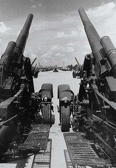 «В артиллерийской аллее выставки размещено свыше 150 орудий, представляющих собою не один десяток систем всевозможной конструкции»
