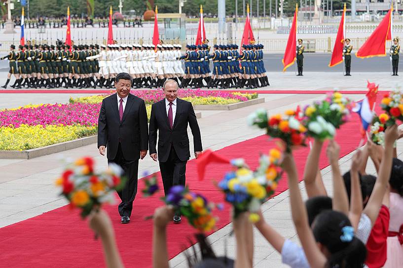 Глава КНР Си Цзиньпин (слева) и президент России Владимир Путин 