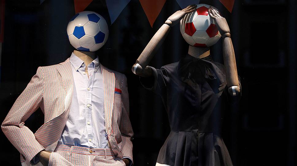 Малага, Испания. Манекены с мячами вместо головы в одном из магазинов одежды