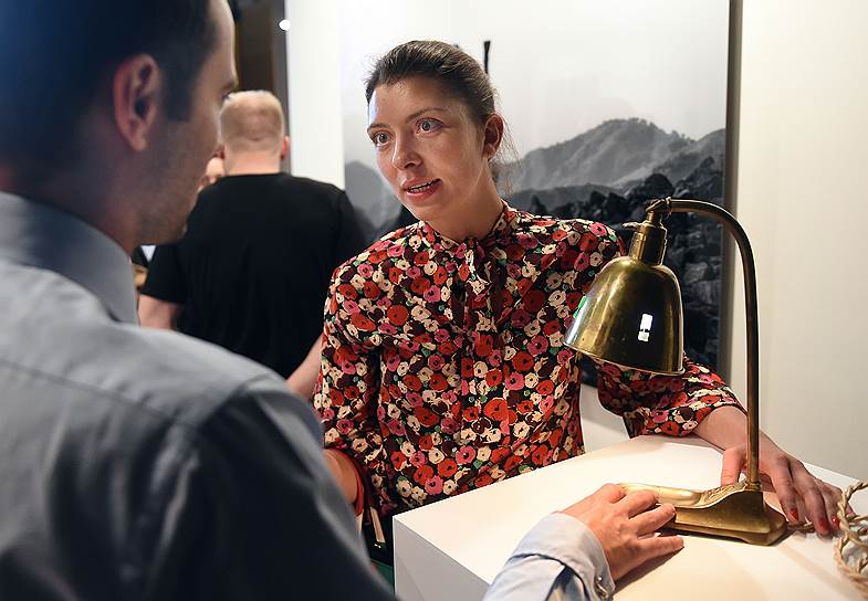 Глава международного аукционного дома Philipps Светлана Марич на предаукционном показе лотов благотворительного аукциона современного искусства Off white в DI Telegraph