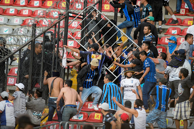 В марте 2022 года в Сантьяго-де-Керетаро (Мексика) матч Liga MX был остановлен на 62-й минуте после драки фанатов местного «Керетаро» и «Атласа» из Гвадалахары. Стычки, начавшиеся на трибунах, продолжились на поле. Болельщики ломали ограждения, бросали друг в друга сиденья, металлические прутья и подручные предметы. 26 человек получили тяжелые ранения, по разным оценкам СМИ, от двух до 17 человек погибли