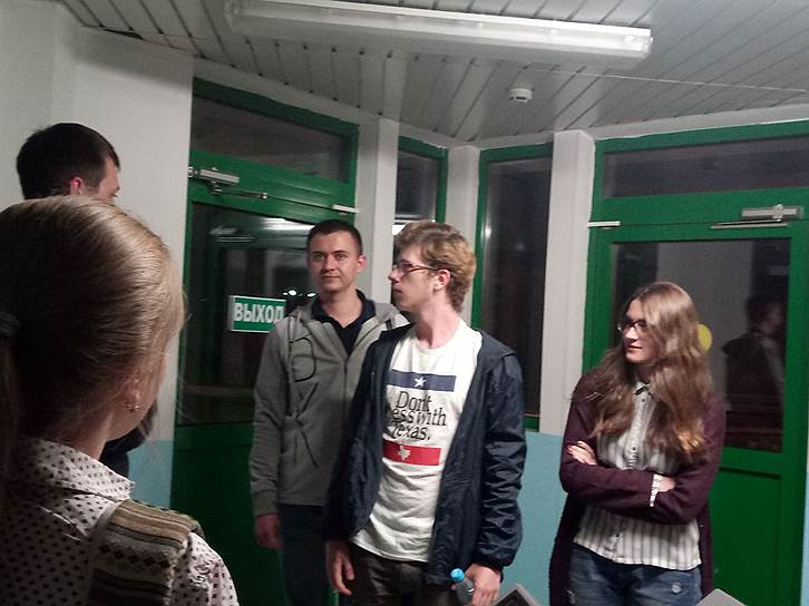 Студент МГУ Дмитрий Петелин (в центре)
