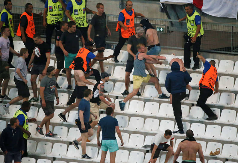 В июне 2016 года перед матчем между Англией и Россией в Марселе (Франция) состоялась массовая драка между российскими болельщиками и британцами. Столкновения продолжились и во время самой игры. Около 35 человек получили травмы. УЕФА назначила Российскому футбольному союзу штраф за беспорядки в размере €150 тыс.