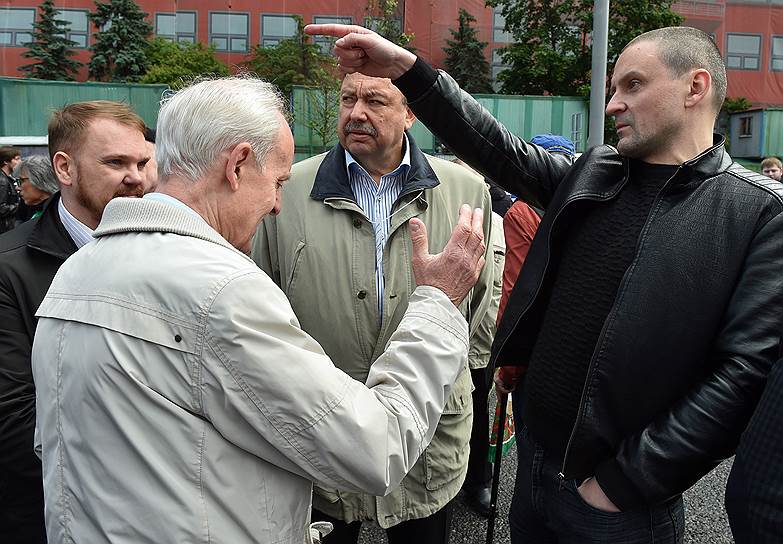Политик Геннадий Гудков (второй справа) и лидер движения «Левый фронт» Сергей Удальцов (справа) 