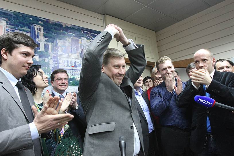 Мэр Новосибирска Анатолий Локоть во время голосования на досрочных выборах главы города в 2014 году