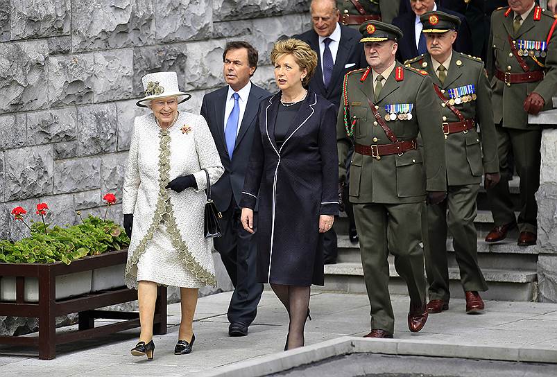 Королева Великобритании Елизавета II (слева) и президент Ирландии Мэри Макэлис