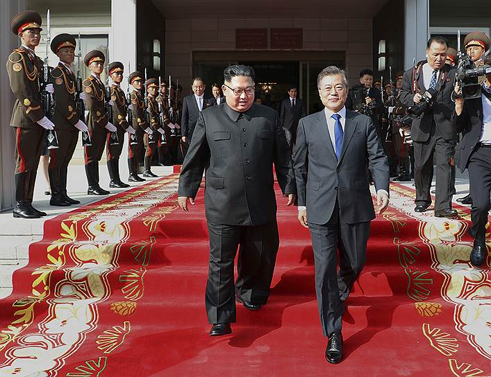 Лидеры Северной и Южной Кореи Ким Чен Ын (слева) и Мун Чжэ Ин