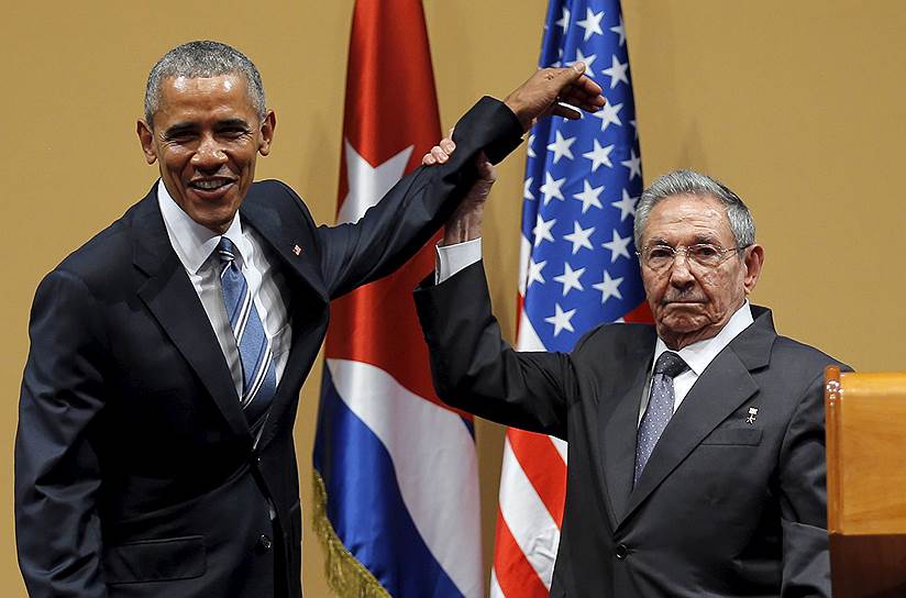 Президент США Барак Обама (слева) и председатель Госсовета Кубы Рауль Кастро