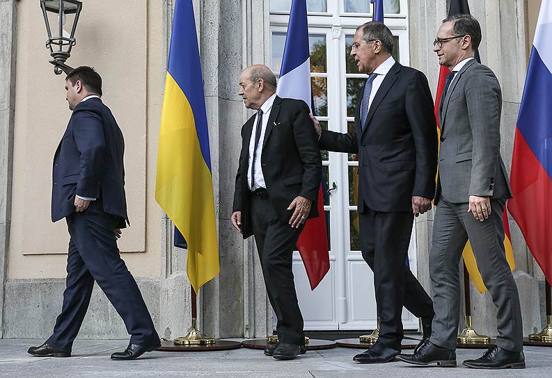 Слева направо: главы МИДов Украины, Франции, России, и Германии Павел Климкин, Жан-Ив ле Дриан, Сергей Лавров и Хайко Маас