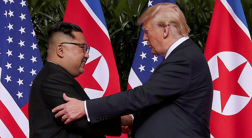 Лидер КНДР Ким Чен Ын (слева) и президент США Дональд Трамп