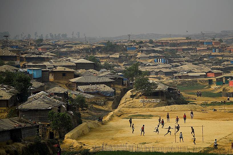 Кокс-Базар, Бангладеш. Рохинджа играют в футбол в лагере беженцев