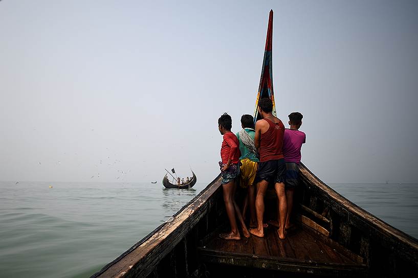Бенгальский залив, Бангладеш. Беженцы рохинджа плывут на рыболовецкой лодке