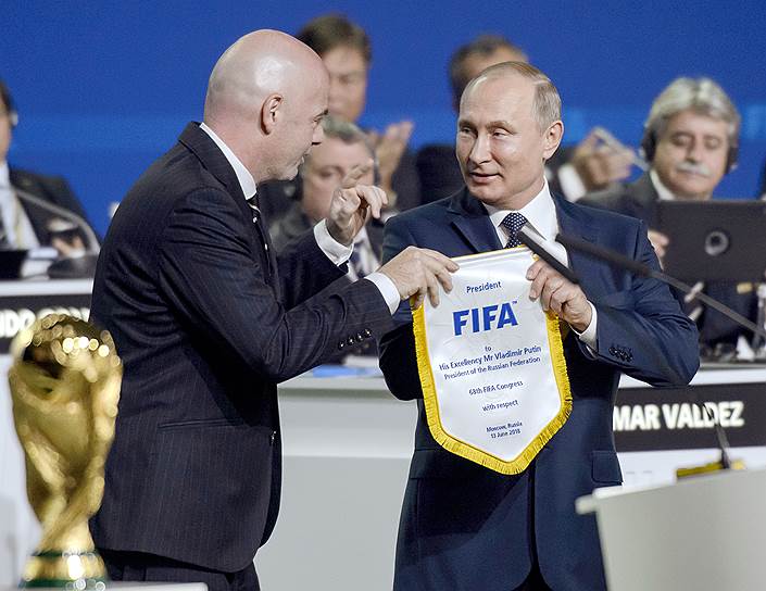 Президент России Владимир Путин (справа) и президент FIFA Джанни Инфантино во время заседания Конгресса