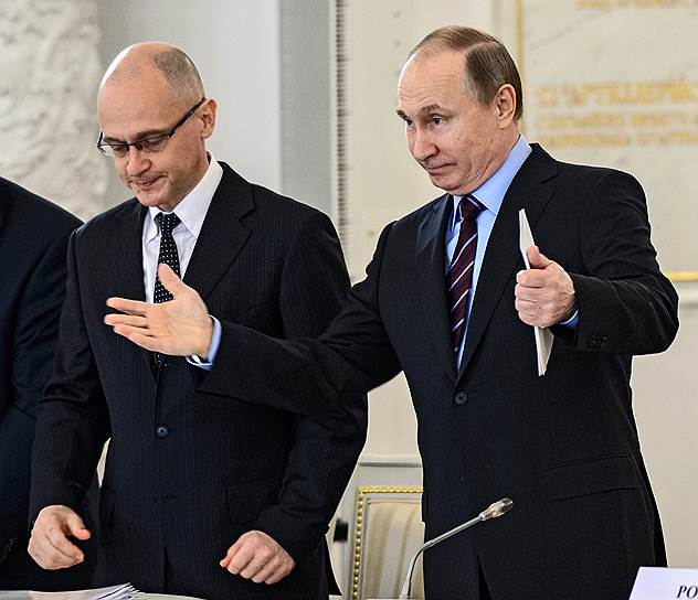 Президент России Владимир Путин и первый замглавы его администрации Сергей Кириенко (слева) 