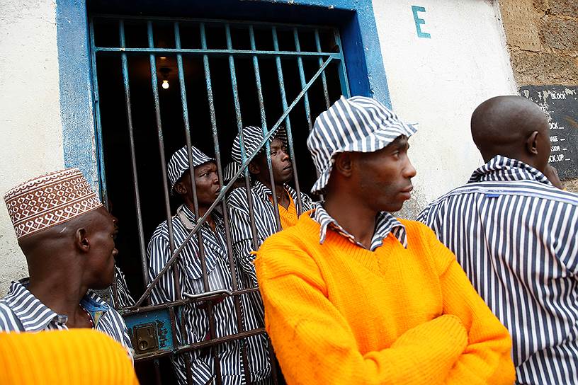 Найроби, Кения. Заключенные наблюдают за импровизированным матчем чемпионата мира по футболу между командами России и Саудовской Аравии

