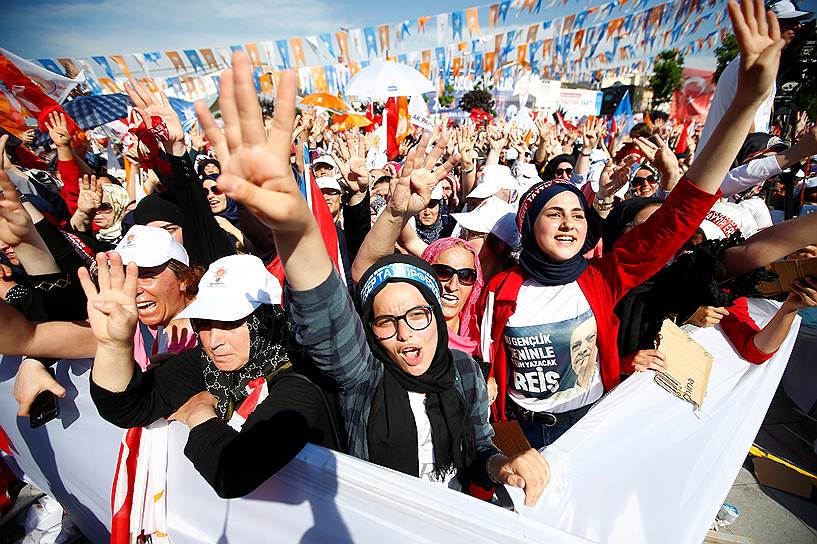Ялова, Турция. Сторонники президента Реджепа Тайипа Эрдогана на его встрече с избирателями
