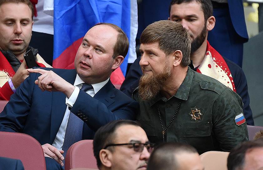 Руководитель администрации президента Антон Вайно (слева) и глава Чечни Рамзан Кадыров на церемонии открытия чемпионата мира по футболу
