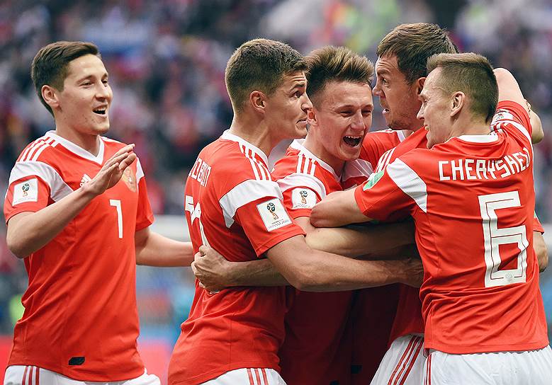Игроки сборной России празднуют забитый гол во время матча