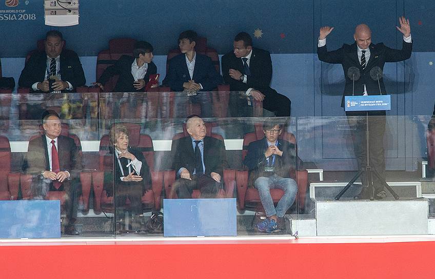 Президент FIFA Джанни Инфантино (справа) и президент России Владимир Путин (слева) во время церемонии