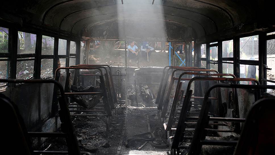 Типитапа, Никарагуа. Автобус, сожженный во время антиправительственных выступлений
