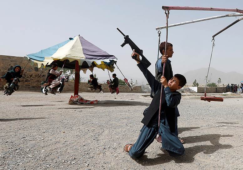 Кабул, Афганистан. Мусульманские дети на игровой площадке