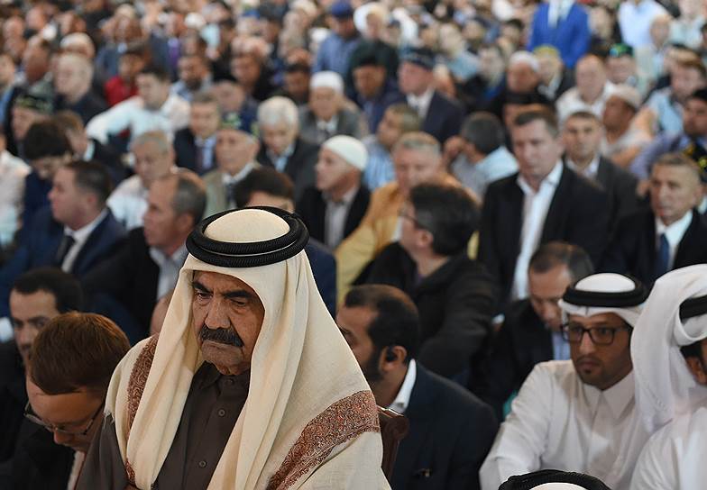 Бывший эмир Катара Хамад бин Халифа Аль-Тани (в центре) в Соборной мечети