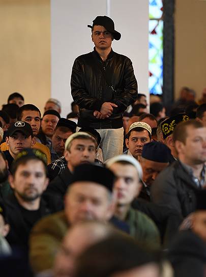 Верующие в Московской Соборной мечети около станции метро «Проспект Мира»