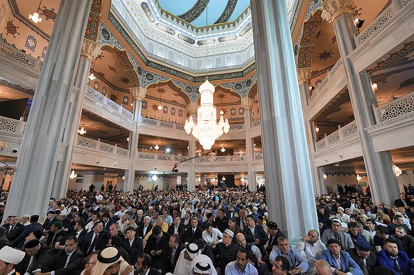 Верующие в Московской Соборной мечети