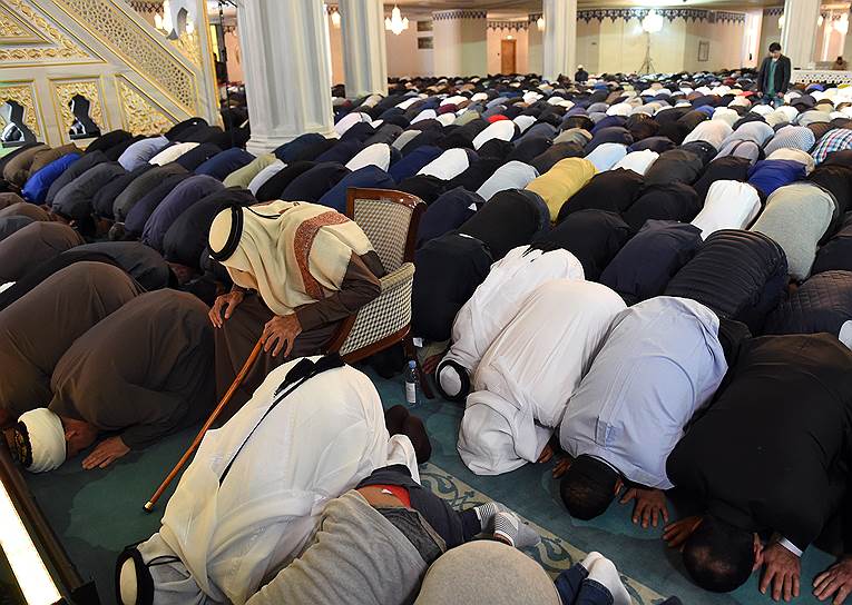 Бывший эмир Катара шейх Хамад бин Халифа аль-Тани (в центре) во время молитвы в Московской Соборной мечети