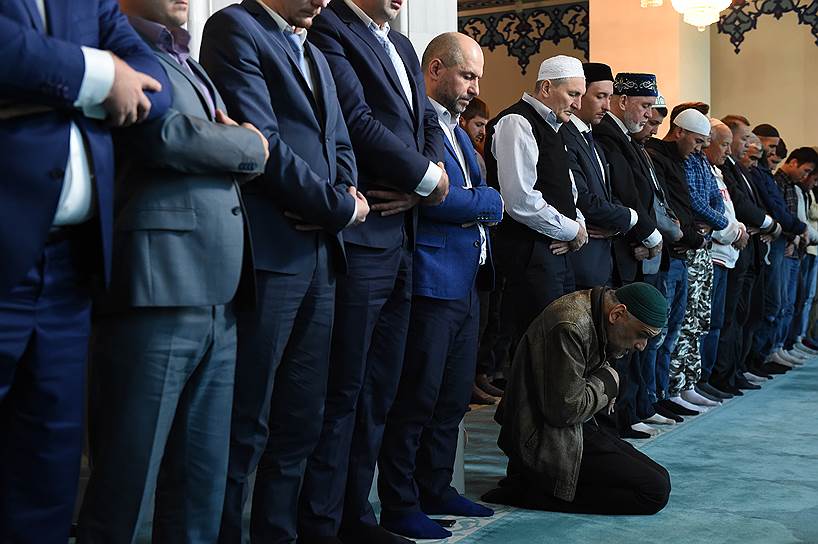 Верующие совершают намаз в Московской Соборной мечети