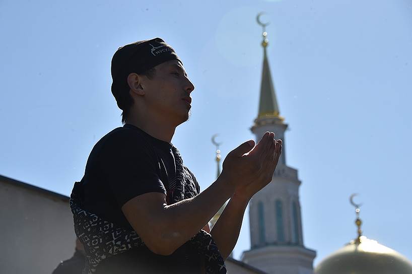 Верующие во время намаза у Московской Соборной мечети