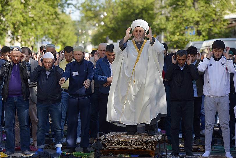 Верующие во время намаза в Исторической мечети на Большой Татарской улице в Москве
