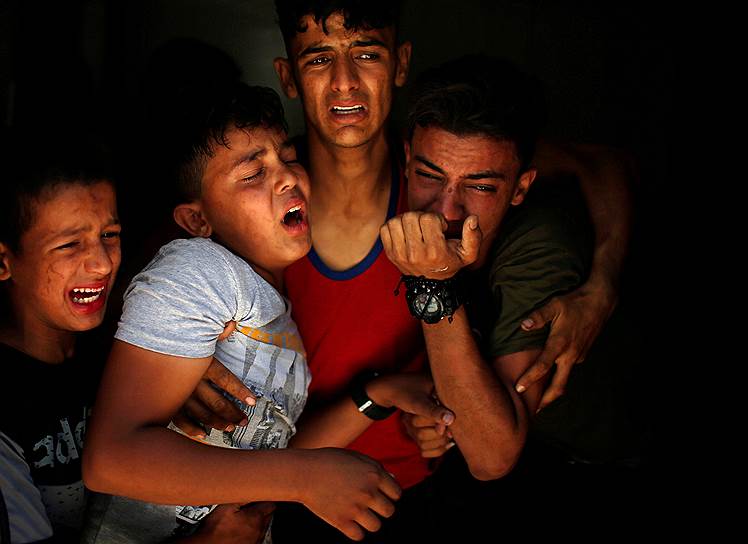 Сектор Газа, Палестина. Родственники погибшего во время столкновений с израильскими силовиками оплакивают его в больнице
