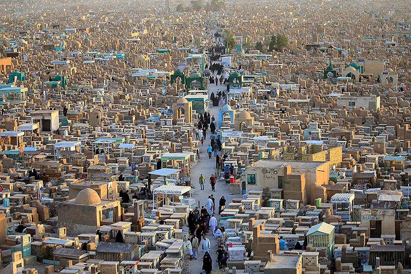 Ан-Наджаф, Ирак. Посетители шиитского кладбища Вади ас-Салам