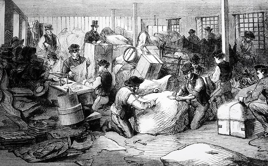 В Англии во время хлопкового кризиса, вызванного американской Гражданской войной, помощь бедным вещами приобрела значительные масштабы