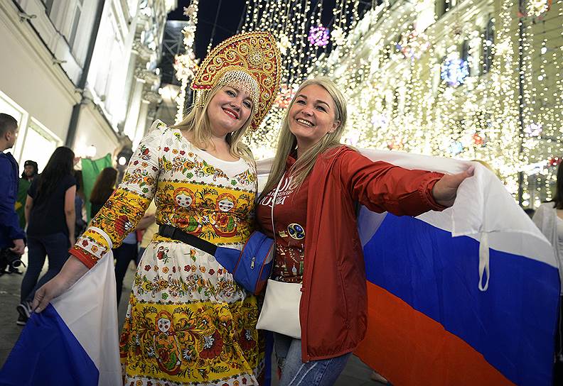 Болельщики на Никольской улице в Москве во время матча Россия—Египет