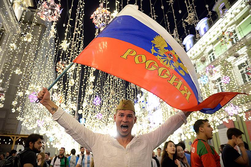 Российские болельщики во время праздничных гуляний на Никольской улице в Москве