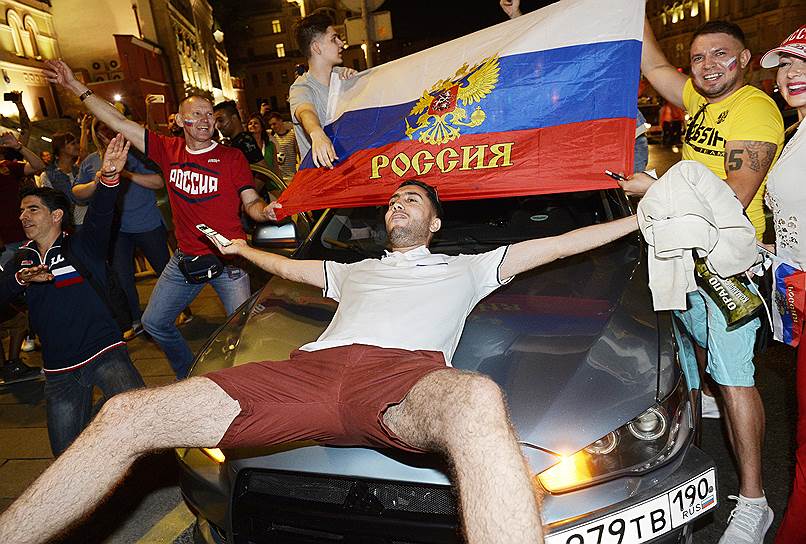 Болельщики сборной России во время праздничных гуляний на Никольской улице в Москве